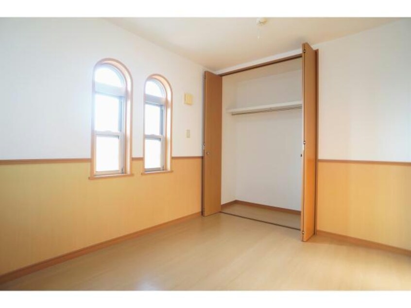 アーチ窓がお洒落な洋室♪ チェリー幸