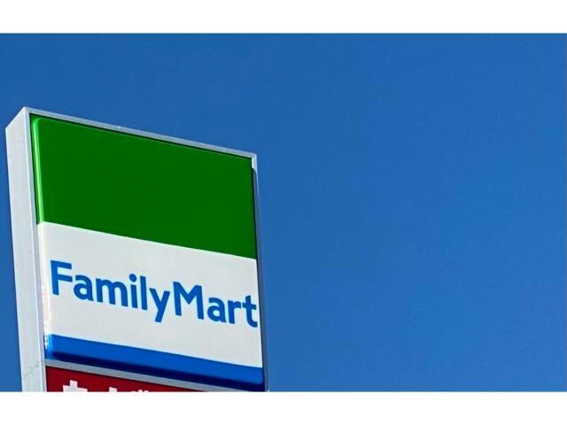 ファミリーマート浜北インター店(コンビニ)まで873m グランシャトーⅡ