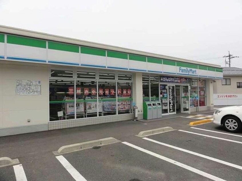 ファミリーマート郡家宮谷店(コンビニ)まで667m メゾンエトワールC