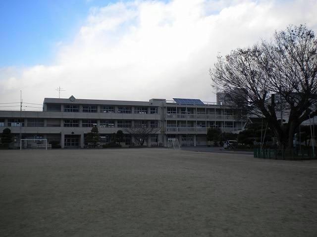 吉野川市立飯尾敷地小学校(小学校)まで8512m コーポ住友