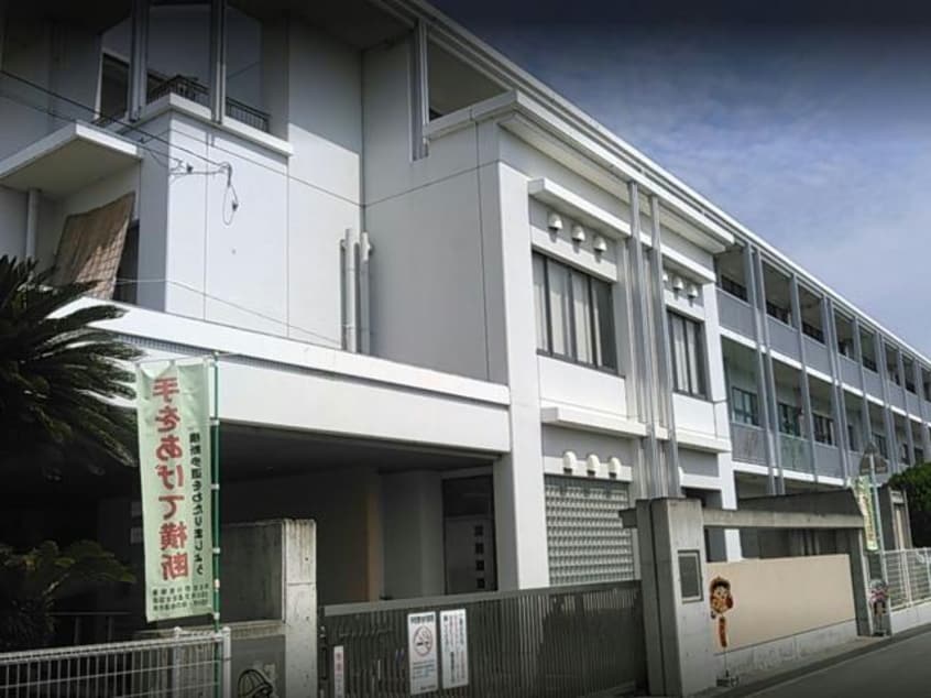 吉野川市立鴨島小学校(小学校)まで1316m サンピアス江川