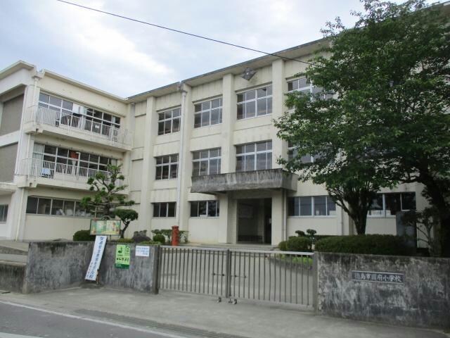 徳島市立国府小学校(小学校)まで1026m アン・ファミーユ
