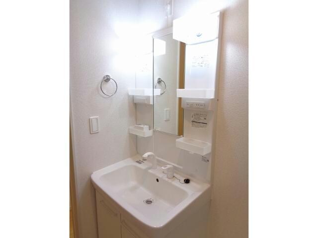  ルシール　名東