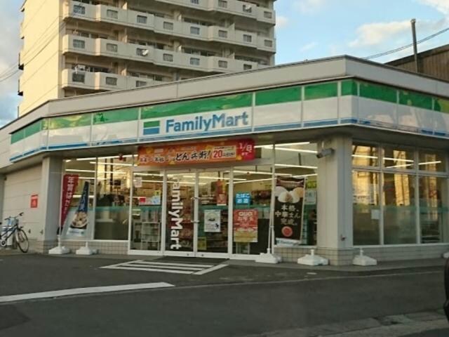 ファミリーマート庄町三丁目店(コンビニ)まで586m フォーシュラインB