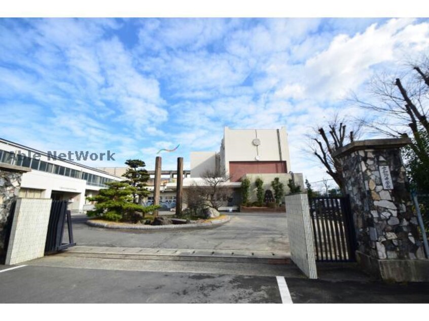 江南市立古知野中学校(中学校/中等教育学校)まで747m プチマンション江南