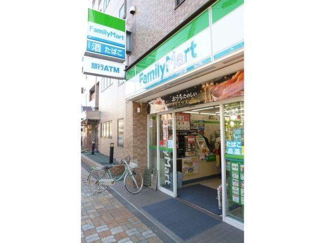ファミリーマート東綾瀬一丁目店(コンビニ)まで303m カーサ・イリス