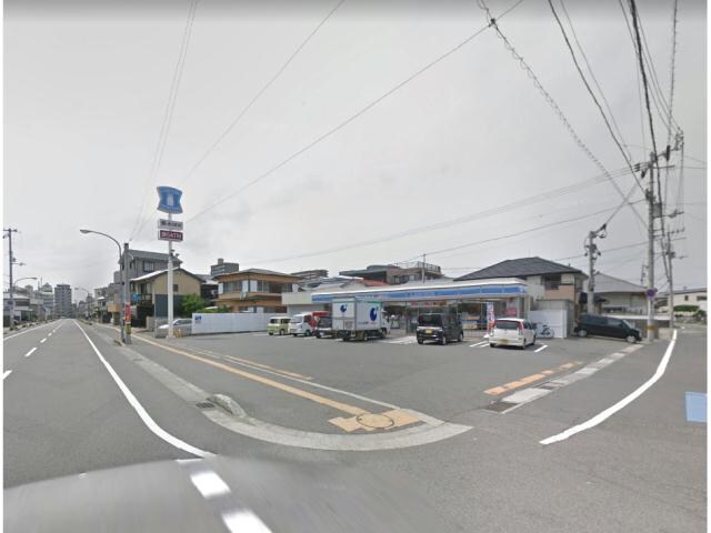 ファミリーマート中前川町店(コンビニ)まで598m 上の山ビル