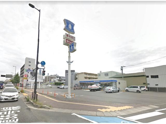 ローソン徳島南昭和町一丁目店(コンビニ)まで574m 牟岐線/二軒屋駅 徒歩8分 3階 築35年