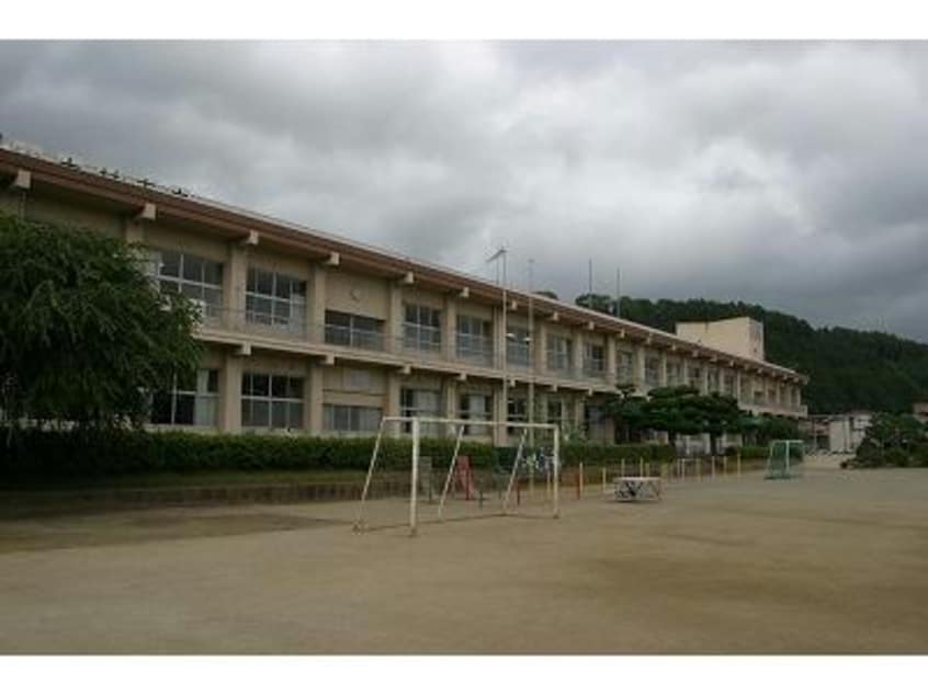 大村市立鈴田小学校(小学校)まで665m スワンコリーヌ