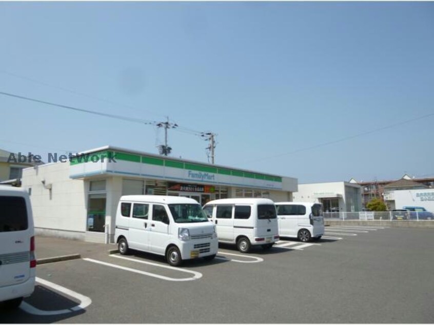 ファミリーマート大村宮小路三丁目店(コンビニ)まで675m エミールハウス