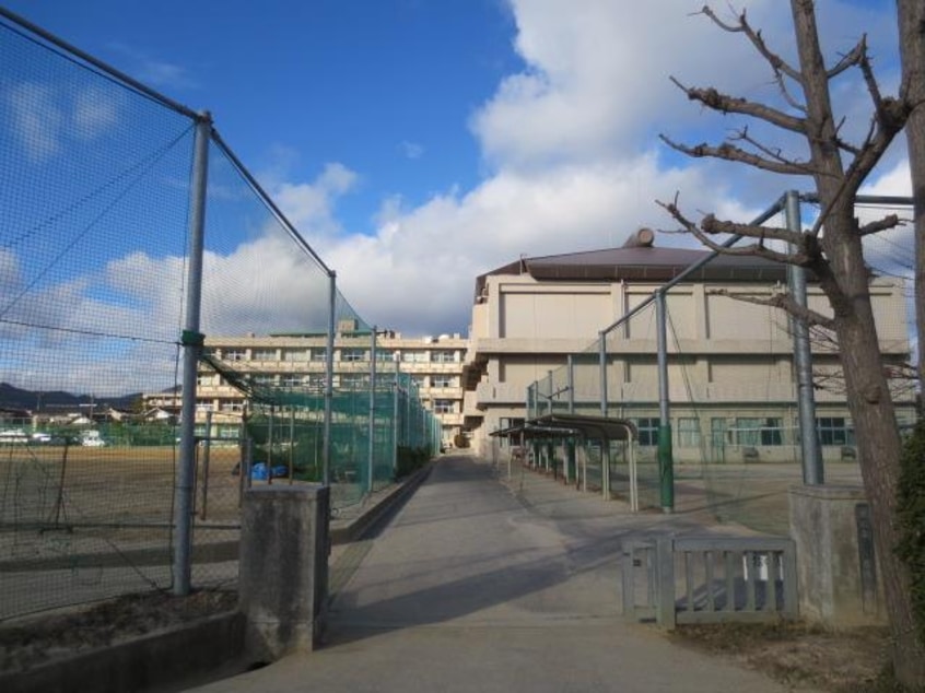 東広島市立 西条中学校(中学校/中等教育学校)まで2050m カーサ石が瀬A
