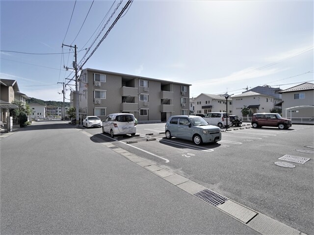 駐車場 リビングタウン西条東　B棟
