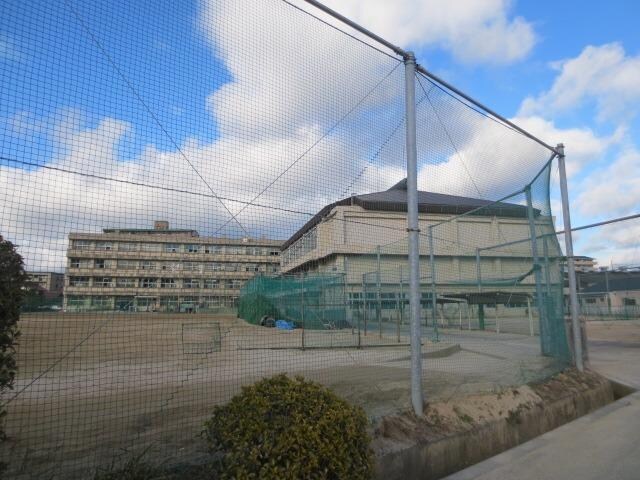 東広島市立 西条中学校(中学校/中等教育学校)まで660m リビングタウン西条東　B棟