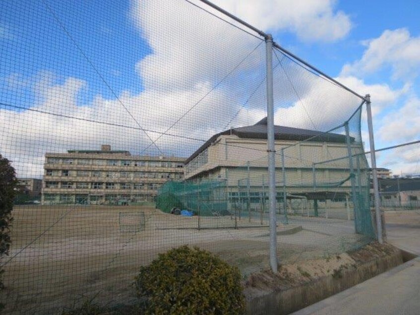 東広島市立 西条中学校(中学校/中等教育学校)まで850m シャーメゾン西本町Ａ