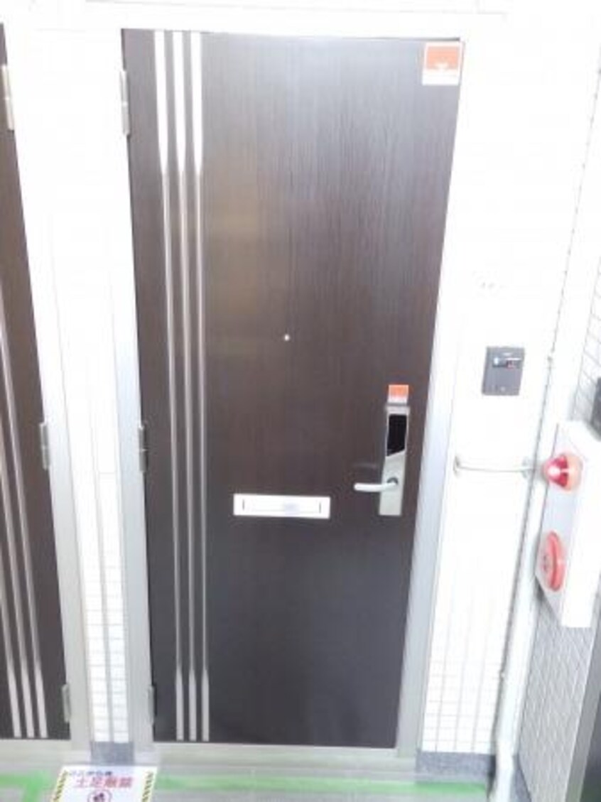 玄関 ラルーチェＡ