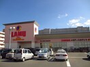 ラ・ムー西条店(スーパー)まで407m サンフィオーレ　Ａ