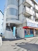 玄関前 にっしょくビル