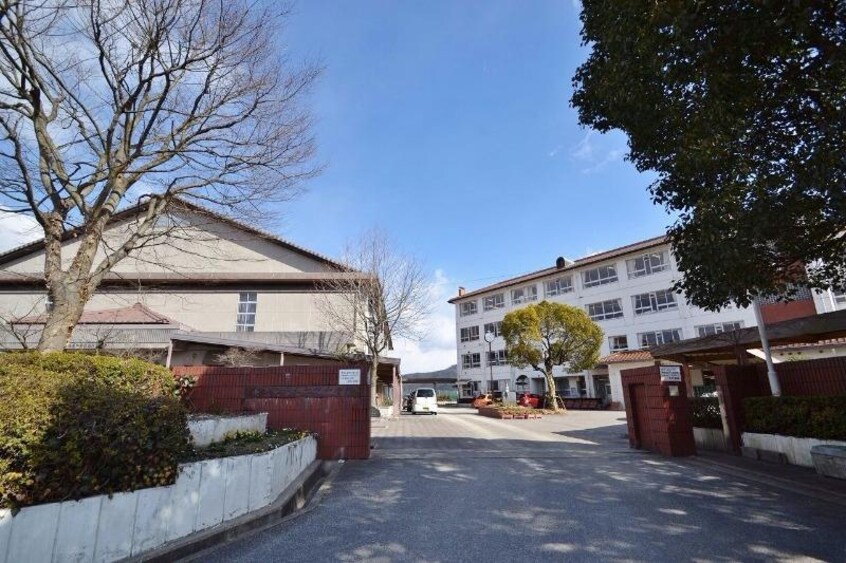 東広島市立松賀中学校(中学校/中等教育学校)まで1429m カトレアマンション