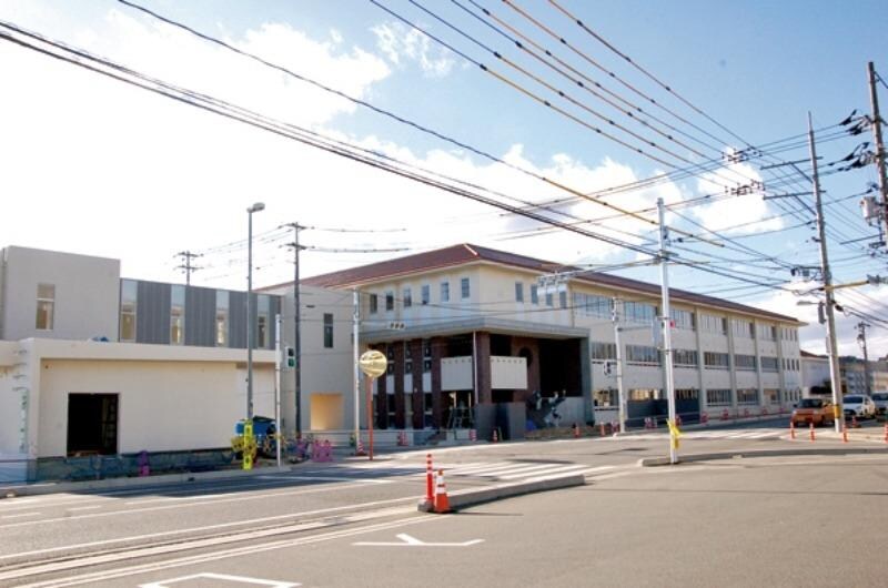 東広島市立龍王小学校(小学校)まで431m Cube Colors