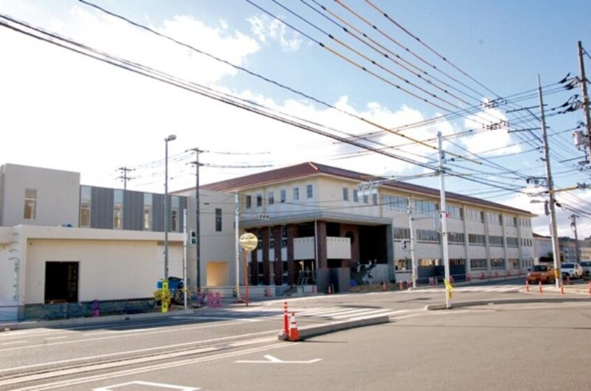 東広島市立龍王小学校(小学校)まで431m Cube Colors