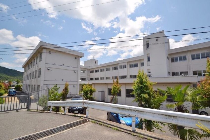 東広島市立平岩小学校(小学校)まで978m シャーメゾン寺家駅前