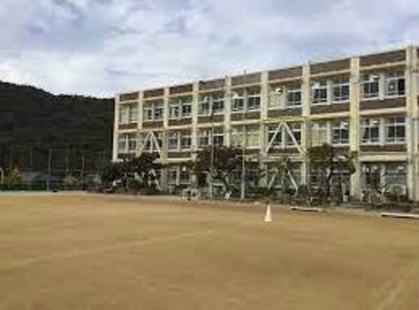 神戸市立唐櫃小学校(小学校)まで1710m メゾン・エクセラン