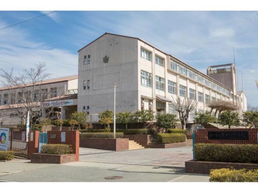 神戸市立北神戸中学校(中学校/中等教育学校)まで1939m グランコントゥールＡ棟
