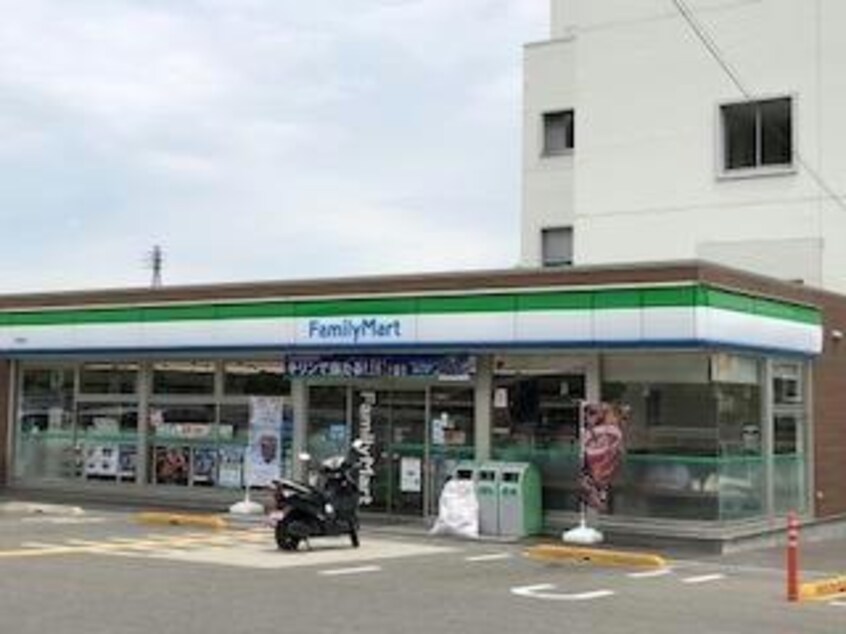 ファミリーマート五社店(コンビニ)まで586m フレッシュパレス堀越