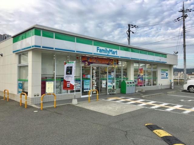 ファミリーマート八景店(コンビニ)まで836m カレントガーデン