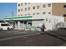 ファミリーマート袋井愛野駅南店(コンビニ)まで752m アヴニール愛野