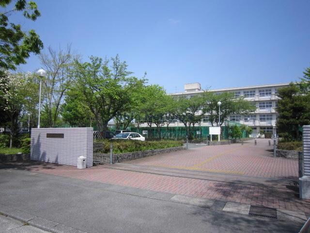 袋井市立周南中学校(中学校/中等教育学校)まで2087m ドルチェヴィータ　Ⅱ棟