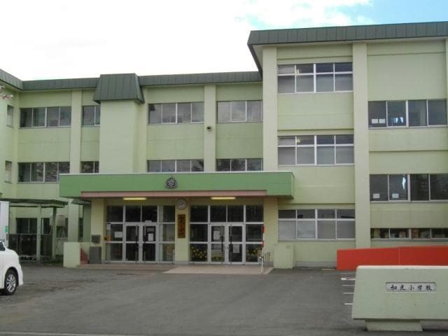 恵庭市立和光小学校(小学校)まで345m Ｐｅａｃｅ　Ｒｏｏｍ　Ｂ