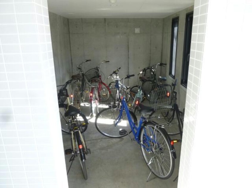  フリージア春日