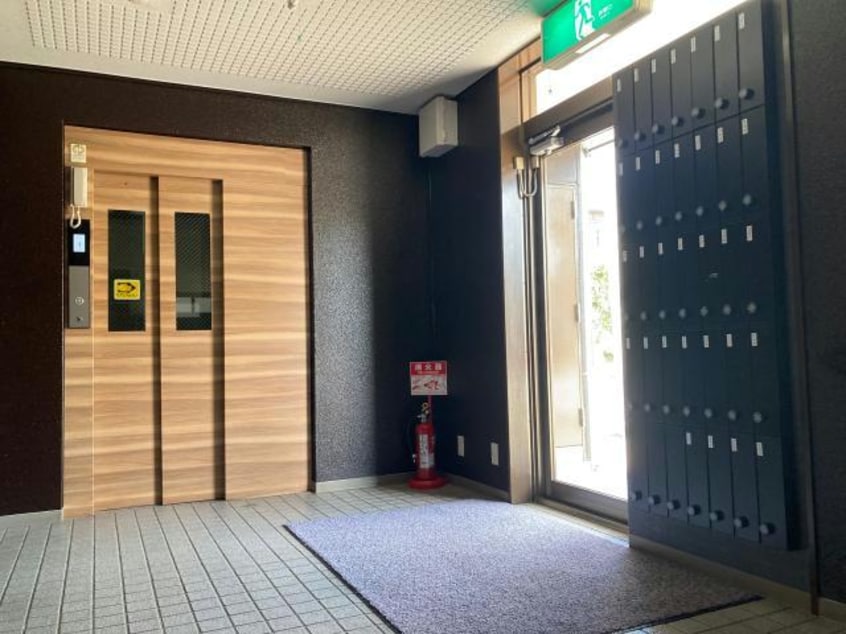 エレベーターあり、宅配ボックスあり。 リハビリ朝日町Ⅰ