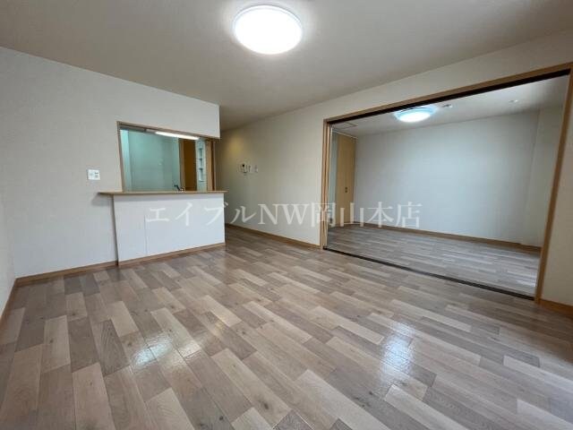 リビングから洋室 プラッツ・ユーⅠ