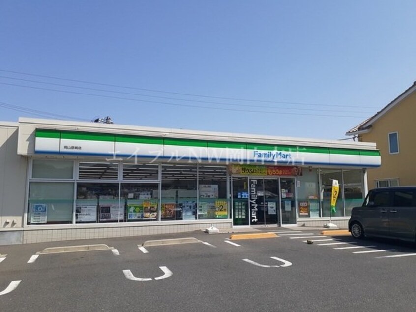 ファミリーマート彦崎店(コンビニ)まで700m グリーンテラス