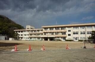 岡山市立足守小学校(小学校)まで921m アンヴィーニュ