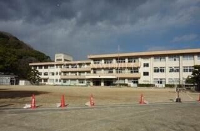 岡山市立足守小学校(小学校)まで921m アンヴィーニュ