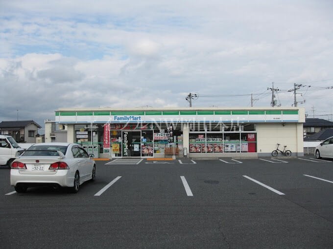 ファミリーマート岡山庭瀬店(コンビニ)まで710m ア・ラ・モード中撫川Ⅱ