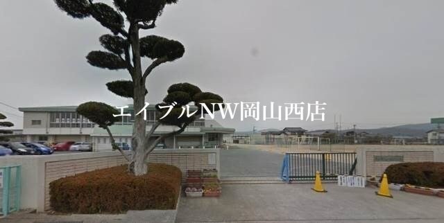 岡山市立加茂小学校(小学校)まで740m サンライフ加茂