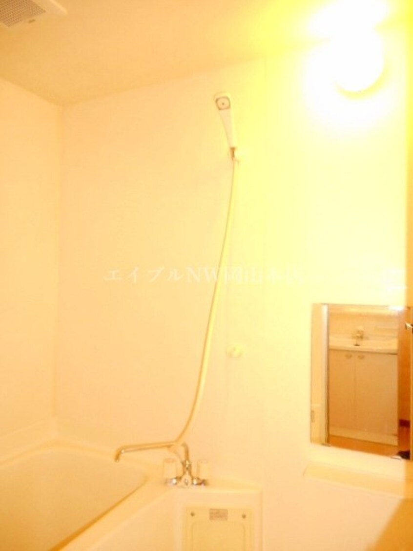  ファミール彦崎