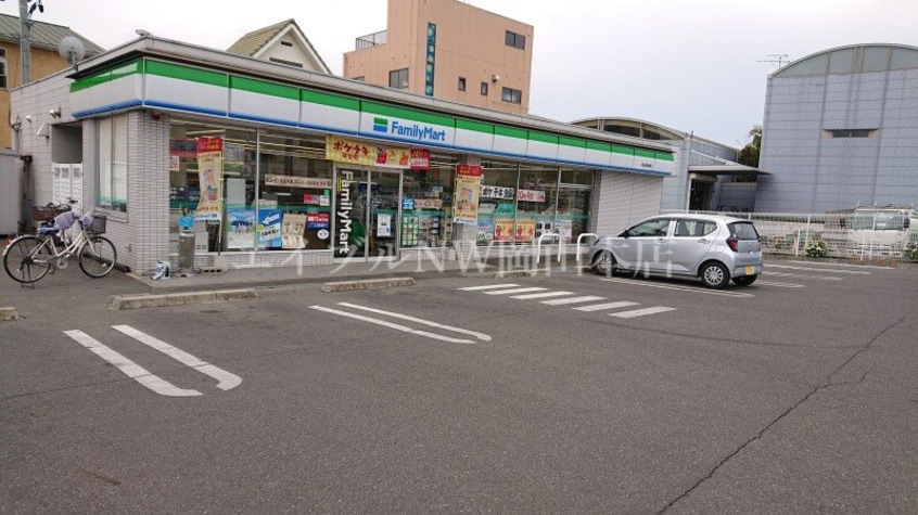 ファミリーマート岡山西長瀬店(コンビニ)まで304m リヴ中須加