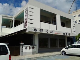 人気そば店が物件の隣