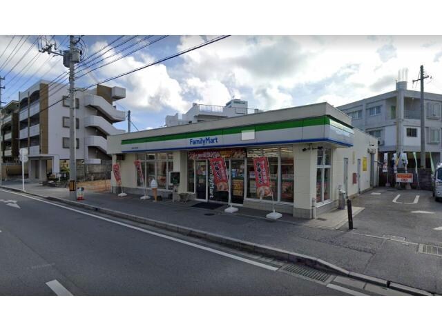 ファミリーマート石嶺小学校前店(コンビニ)まで704m 沖縄都市モノレール<ゆいレール>/経塚駅 徒歩11分 2階 築4年