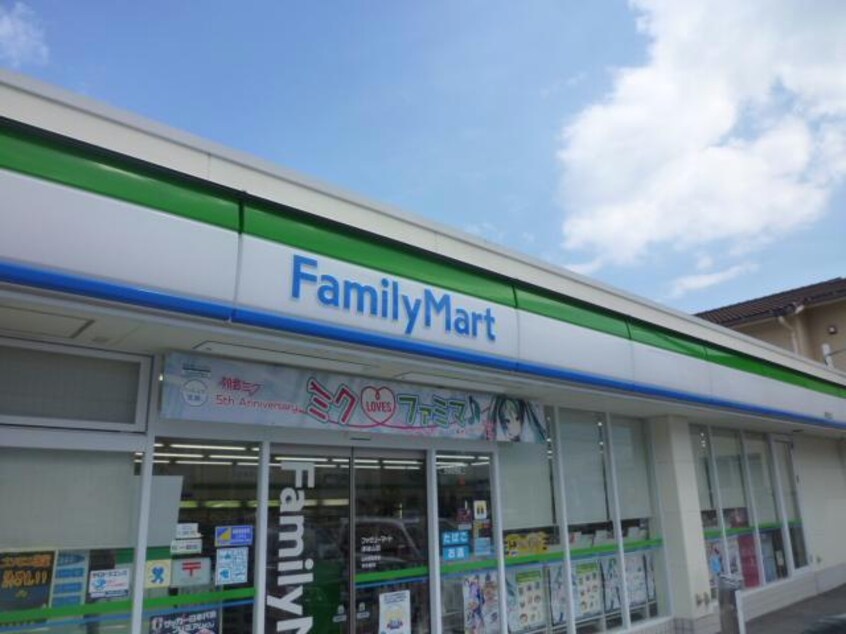 ファミリーマート津久居井戸山店(コンビニ)まで1309m ウィステリアⅡ・Ⅲ