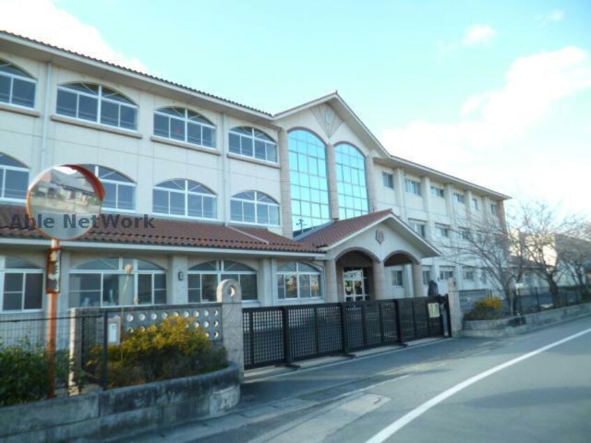 津市立誠之小学校(小学校)まで901m ウィステリア