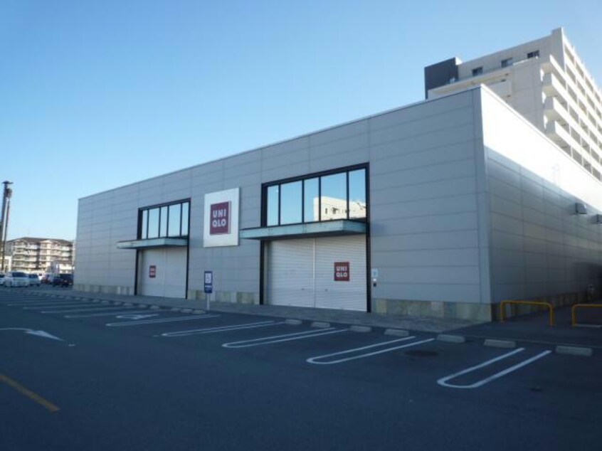 ユニクロ津島崎店(ショッピングセンター/アウトレットモール)まで2297m 江戸橋ロイヤルハイツ