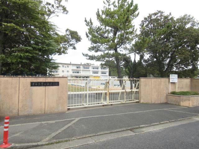 津市立豊が丘小学校(小学校)まで3054m スプリングフィールド　Ⅵ