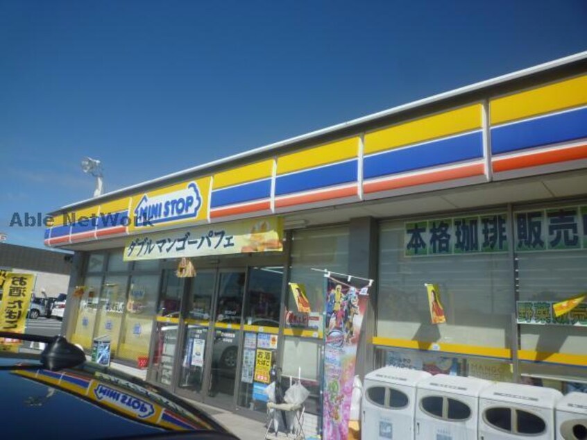 ミニストップ津栗真町屋店(コンビニ)まで1074m 松浦ハイツ