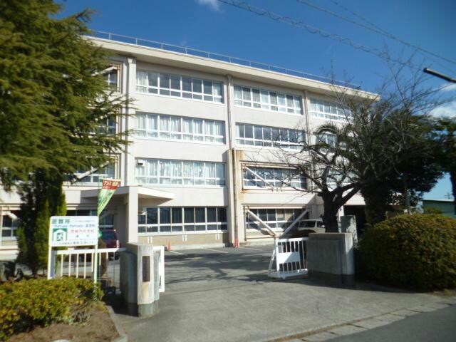 津市立西橋内中学校(中学校/中等教育学校)まで426m 八町2丁目戸建